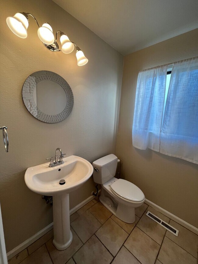 Building Photo - *Holiday Move In Special, $500 Off First Month's Rent! Large 4 bedroom/ 2.5 Bathroom Home for Ren...