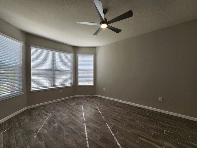 Building Photo - Gorgeous 3-Bedroom, 2-Bathroom Home in Cle...