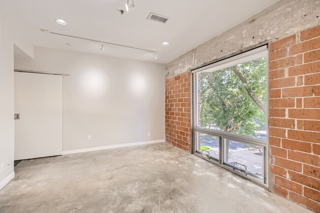 Building Photo - 1115 S Alamo St