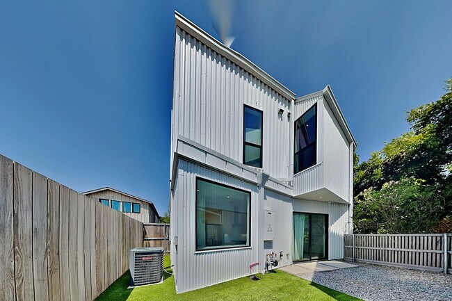 Building Photo - 904 Blackland Ct
