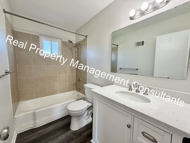 Building Photo - 3 Bedroom 2 Bath Overland Park Duplex Now Available!