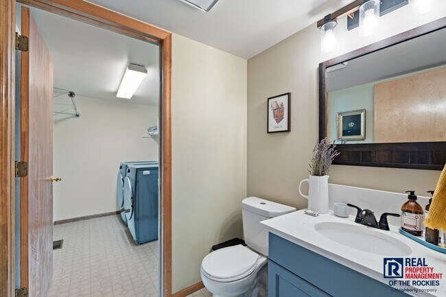 Building Photo - Beautiful Updated 5 Bed 3.5 Bath House in ...