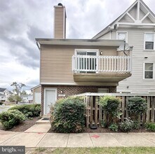 Building Photo - Lovely 2 level condo