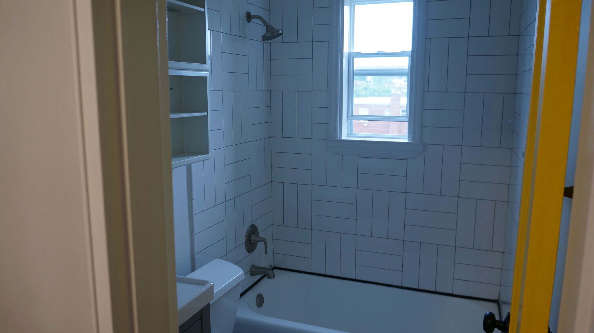 Second level full bath - 645 Oglethorpe St NE