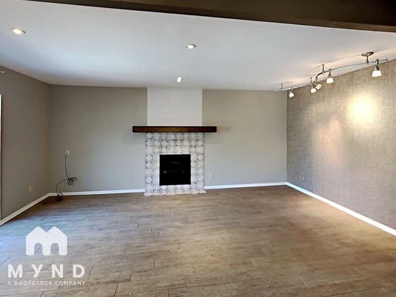 Building Photo - 3120 Skyland Dr NE