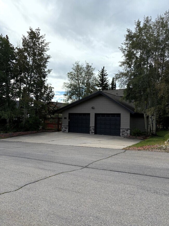 Building Photo - 231 E Rabbit Ct