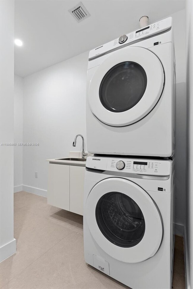 Building Photo - 700 NE 24th St