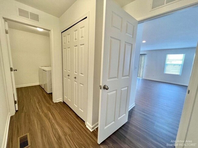 Building Photo - 10284 Swan Lake Cir