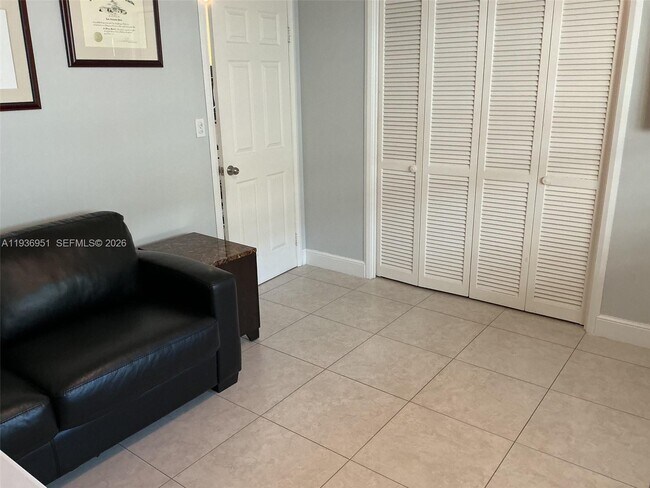 Building Photo - 400 Golden Isles Dr