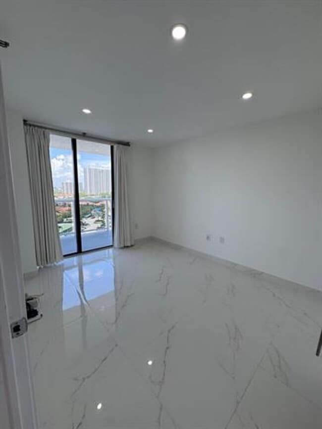 Building Photo - 20515 E Country Club Dr