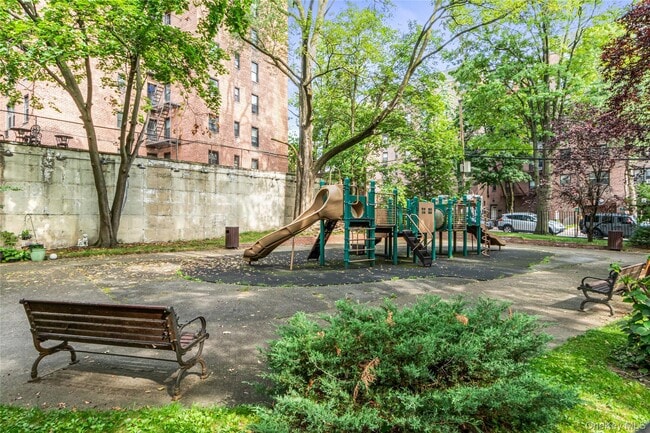 Building Photo - 140-18 Burden Crescent