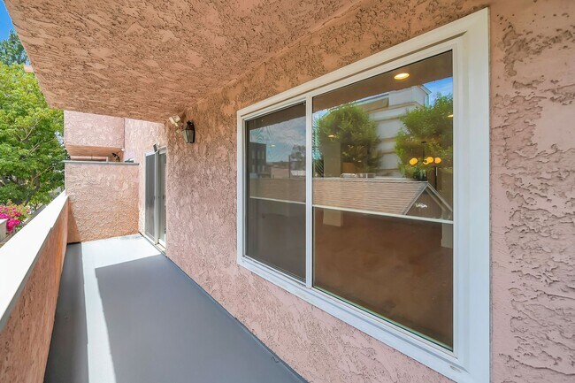 Building Photo - 4424 Coldwater Canyon Ave