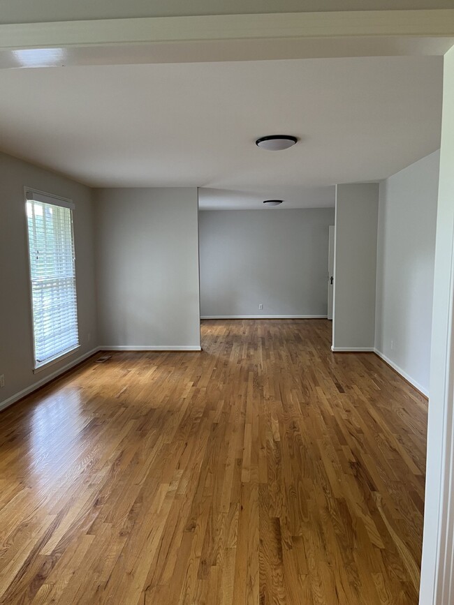 Building Photo - 810 Davis Dr