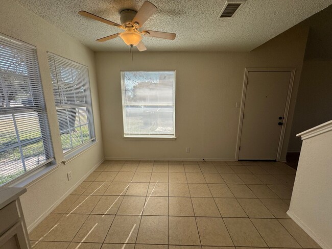 Building Photo - 2305 Lazy Ridge Dr