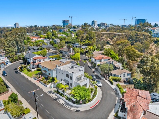 Building Photo - Gorgeous 3 Bed/3 Ba Home Tucked Away in th...