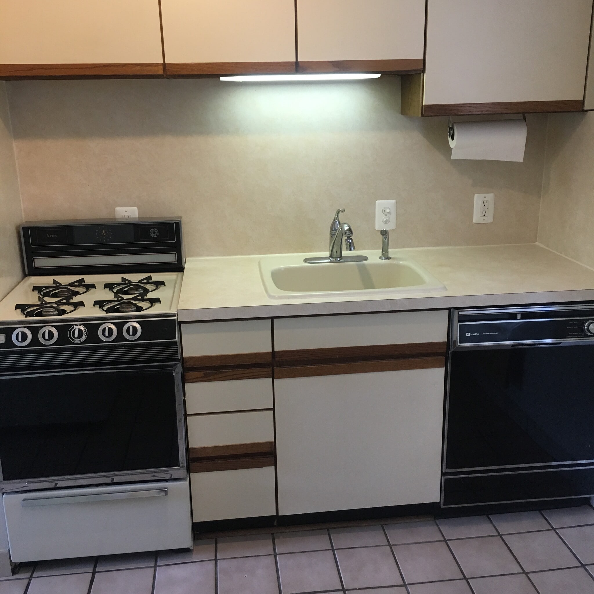GAS range, Disposal, DISHWasher - 42018 Firwood Dr