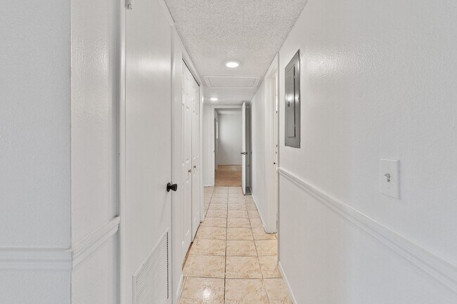 Building Photo - Charming 3-Bedroom, 2-Bathroom Condo in De...