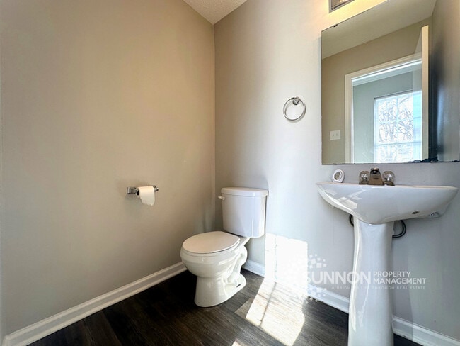 Building Photo - Charming 3 Bedroom 2.5 Bathroom in Meadow Hill