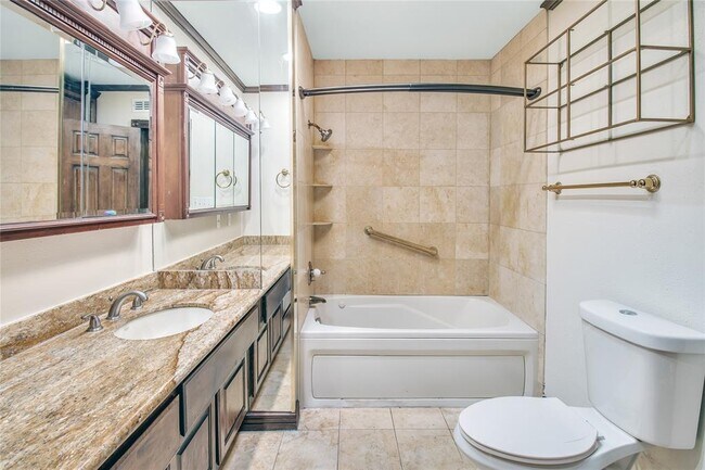 Building Photo - 452 N Post Oak Ln