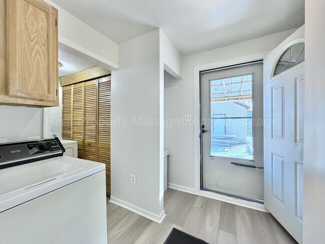 Building Photo - Updated Ranch on Double Lot Near Royal Oak & Ferndale