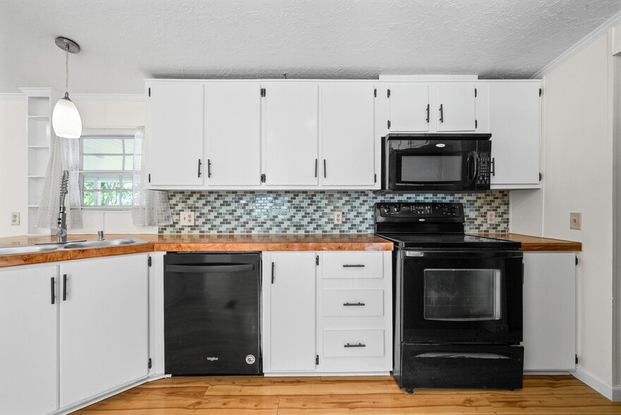 Building Photo - 315 Riverview Dr