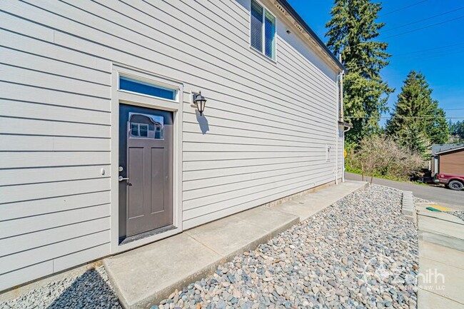 Building Photo - 125 NE Newhouse Rd