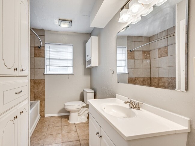 Building Photo - Cute home in Shawnee