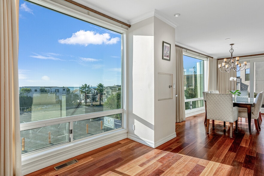 Building Photo - 318 26th St