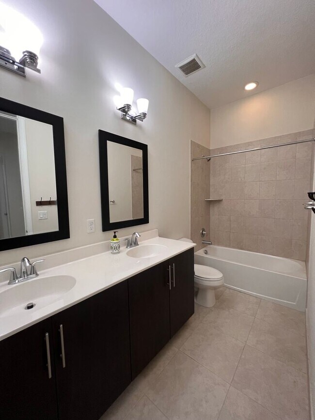 Building Photo - Beautiful 3 Bedroom Townhome in Centra Falls West