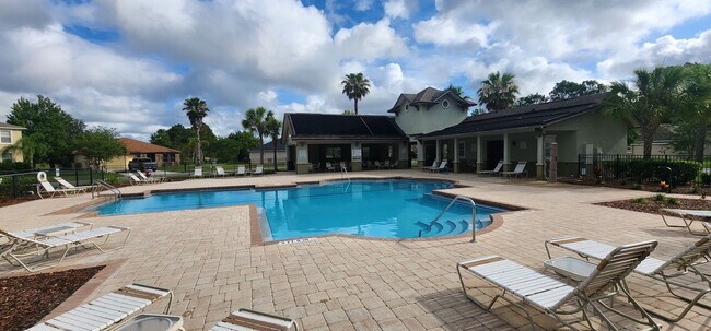Building Photo - Serene Home on golf Course with Large Screened Patio