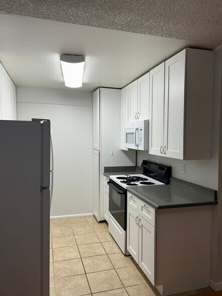 Building Photo - 1350 Golden Cir