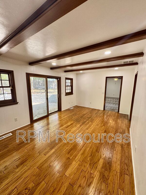 Building Photo - 2820 N McMillan Ave