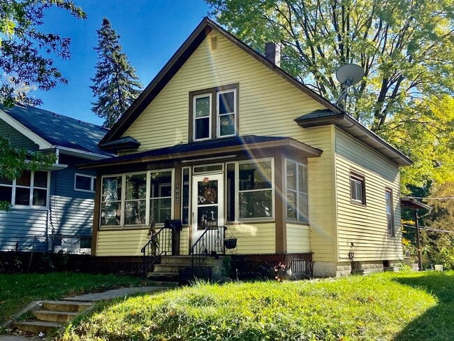 Primary Photo - 1032 Wakefield Ave