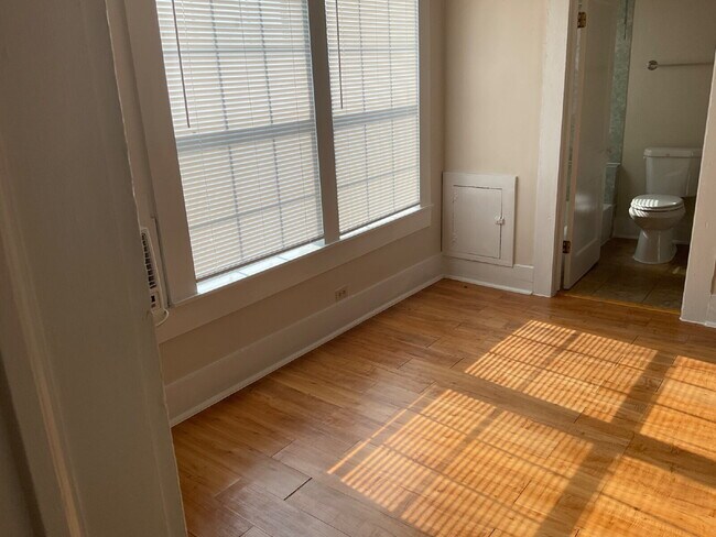 Building Photo - 1 Bedroom plus a Den, Close to SAC and Ala...