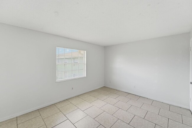 Building Photo - 1655 W Oak Ridge Rd