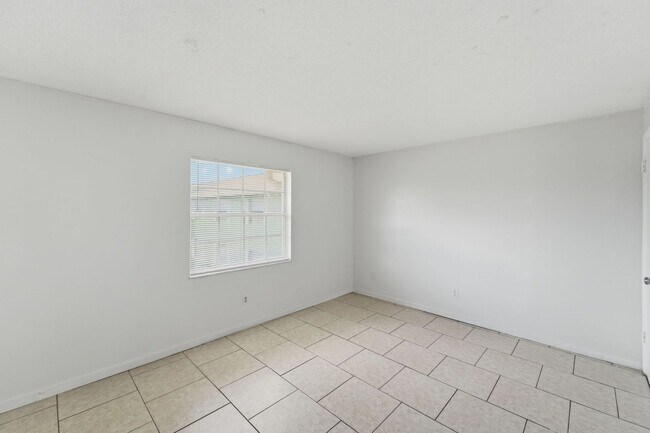 Building Photo - Modern & Spacious 2-Bedroom Apartment in Serene Oakridge Orlando