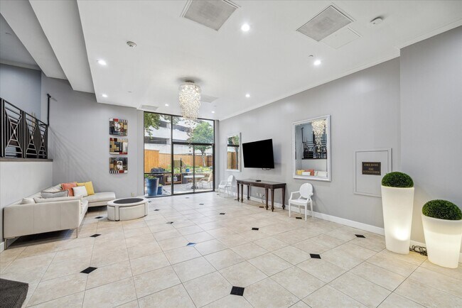 Building Photo - 3350 McCue Rd