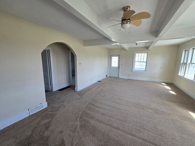 Building Photo - Large 4 Bedroom Farmhouse
