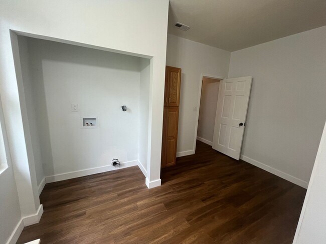 Building Photo - 3 Bedroom, 2 Bath House