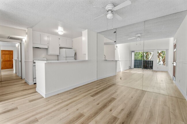 Building Photo - Top-Floor 1-Bedroom Condo with Vaulted Cei...