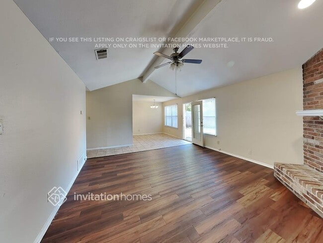 Building Photo - 1229 N Creek Dr