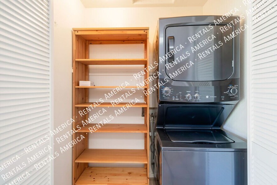 Building Photo - 1745 E Cheyenne St