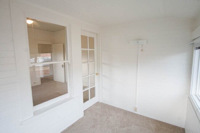 Building Photo - Lease this Beautiful Sullivan's Gulch Vint...