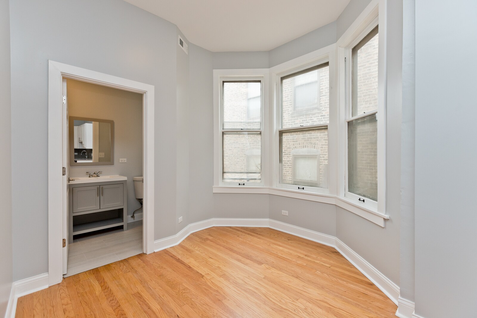 Building Photo - 3324 W Diversey Ave