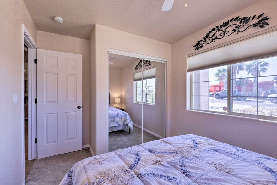 Building Photo - 2447 Rio Dr