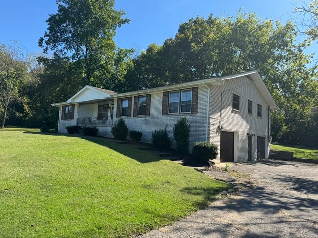 Building Photo - 9019 Meadowlawn Dr