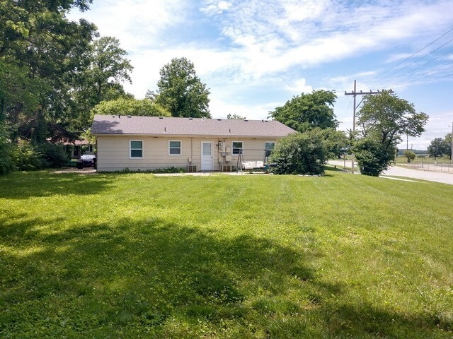 Building Photo - 2 Bedroom Duplex located on East Side of MHK!