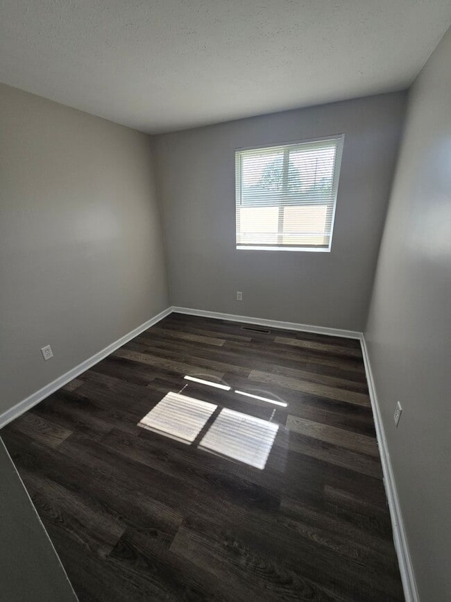Building Photo - 3 BEDROOM SINGLE FAMILY