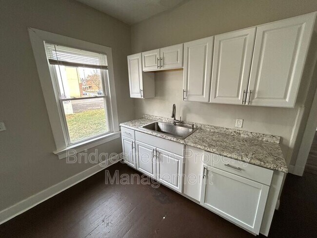 Building Photo - 808 Huffman Ave