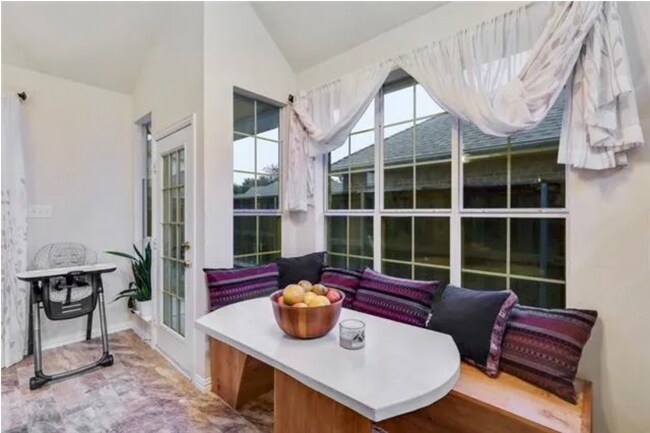 Building Photo - 8925 Lakewood Dr